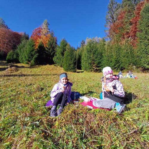 2 Kinder beim Jausnen im Wald