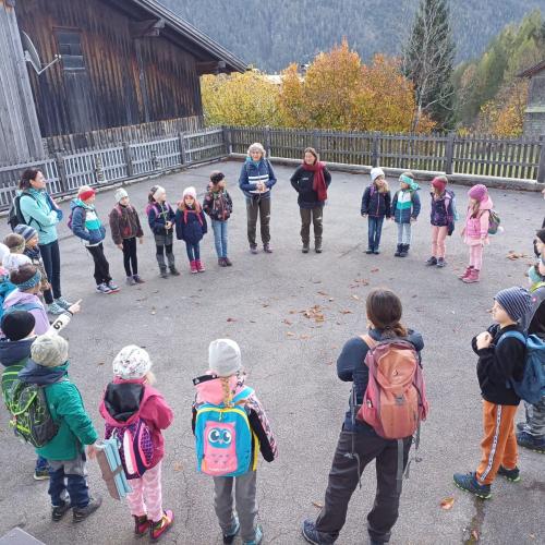 Verabschiedung der Kinder auf dem Vorplatz der Schule