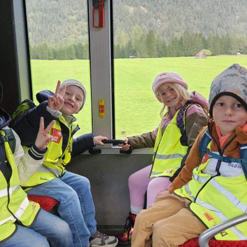 Die Schüler der ersten und zweiten Klasse sitzen im Bus 