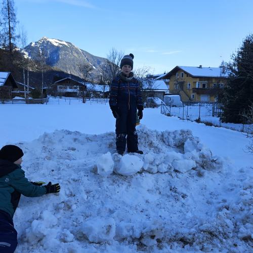 Schüler bauen eine Schneeburg