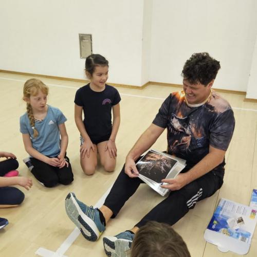 Andi Wagner erklärt den Schülern die Dinosaurier