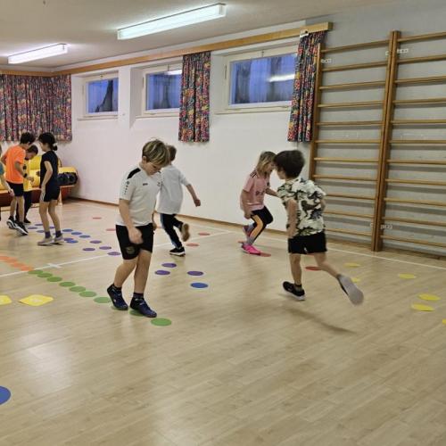 Die Schüler hüpfen verschiedene Wege 