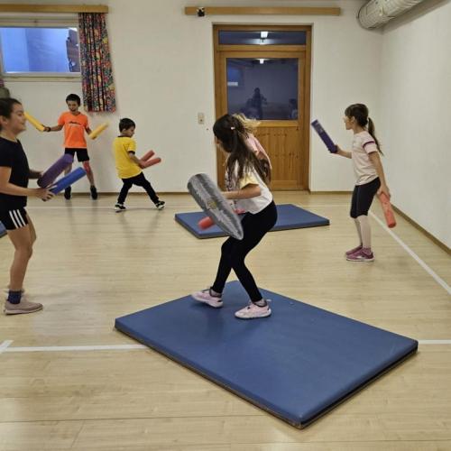 5 Schüler versuchen die anderen Schüler mit weichen Stangen zu fangen