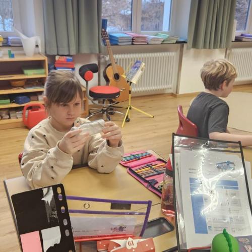 Eine Schülerin betrachtet ein Glas mit Vollkornmehl