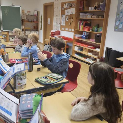Schüler sitzen im Klassenzimmer