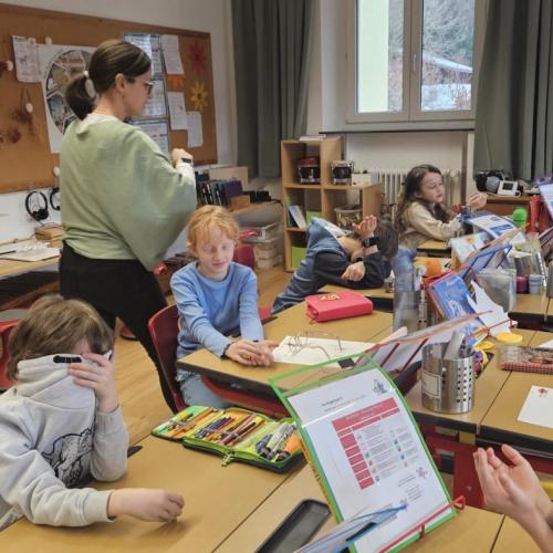 Die Schüler probieren mit geschlossenen Augen ein Knäckebrot 