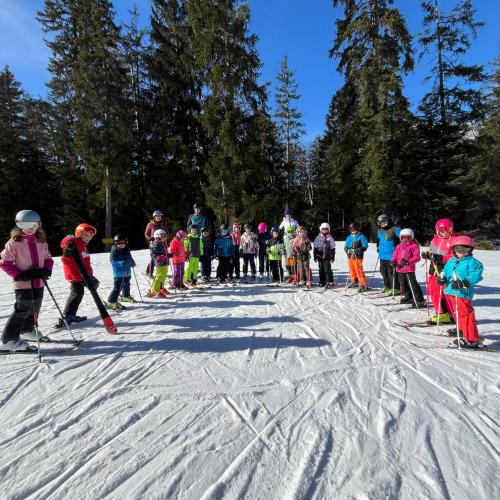 Skitag auf der Piste - Volksschule Forchach und Vorderhornbach