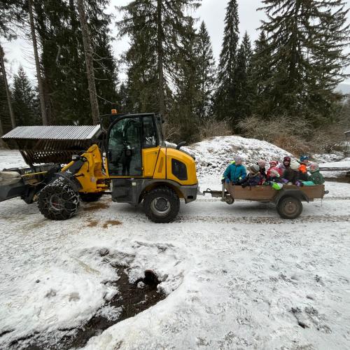 Kinder auf dem Weg zur Wildtierfütterung