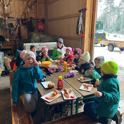 Kinder essen Würstel