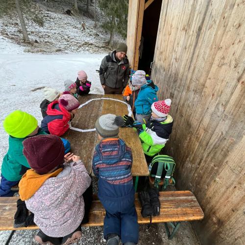 Kinder beim Lösen eines Wald-Dominos