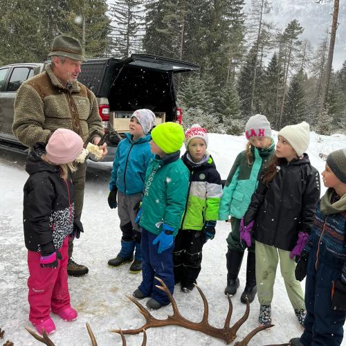 Jäger zeigt verschiedene Abwurfstangen