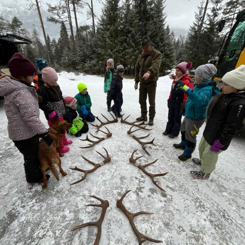 Jäger zeigt verschiedene Abwurfstangen