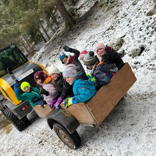 Kinder auf dem Weg zur Wildtierfütterung