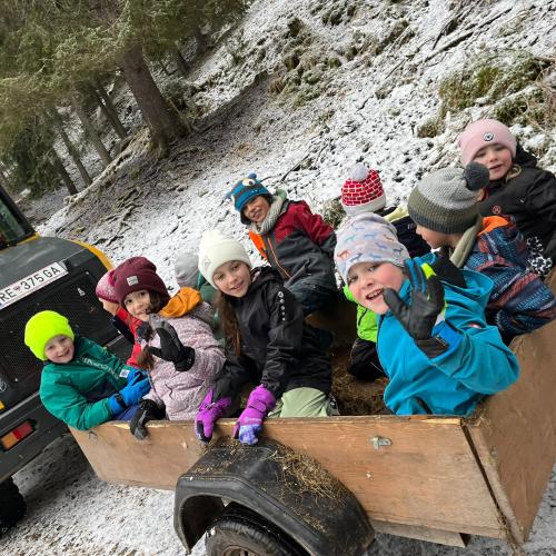 Kinder auf dem Weg zur Wildtierfütterung