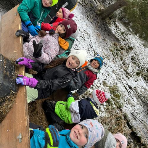 Kinder auf dem Weg zur Wildtierfütterung
