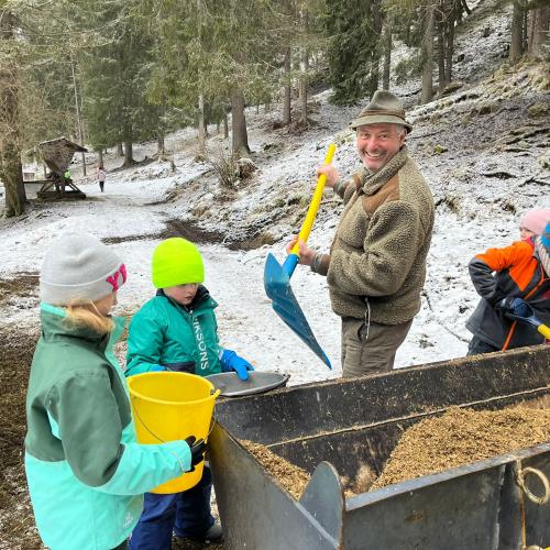 Kinder füttern die Wildtiere