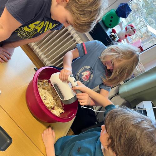 Kinder mixen den Teig