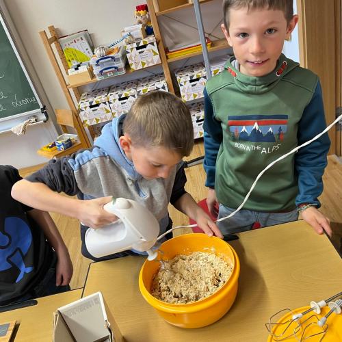 Kinder mixen den Teig