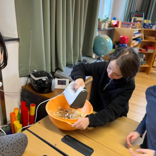 Kinder mixen den Teig