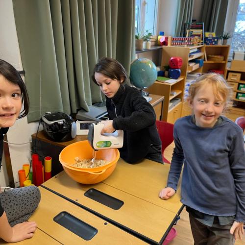 Kinder mixen den Teig