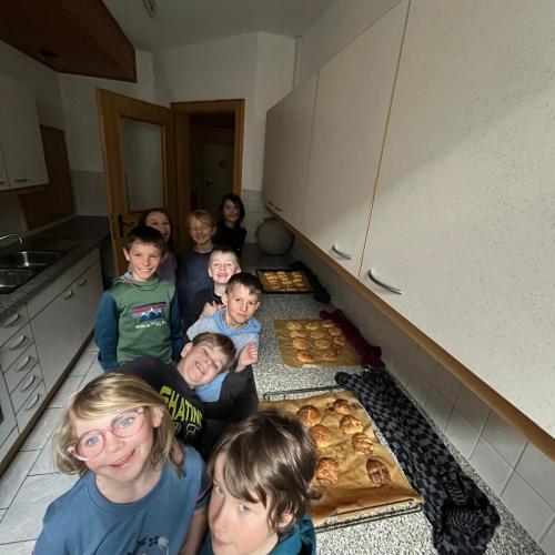 Kinder mit den fertig gebackenen Brötchen