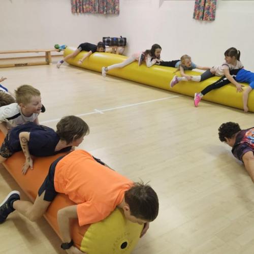 Schüler liegen auf einer Rolle