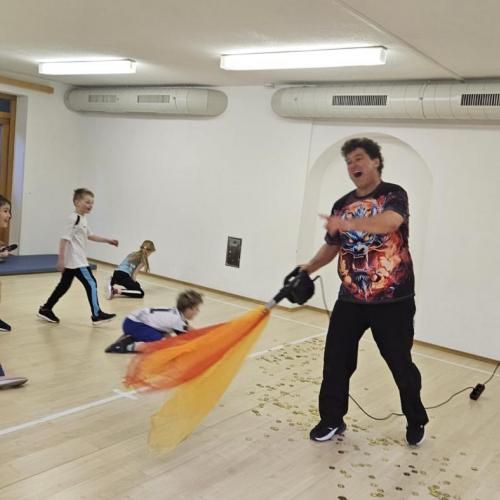 Hopsi Hopper fängt Schüler mit Chiffontücher 