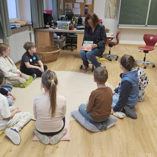 Autorin Sabine erzählt, liest  den Schülern ihr Buch vor.