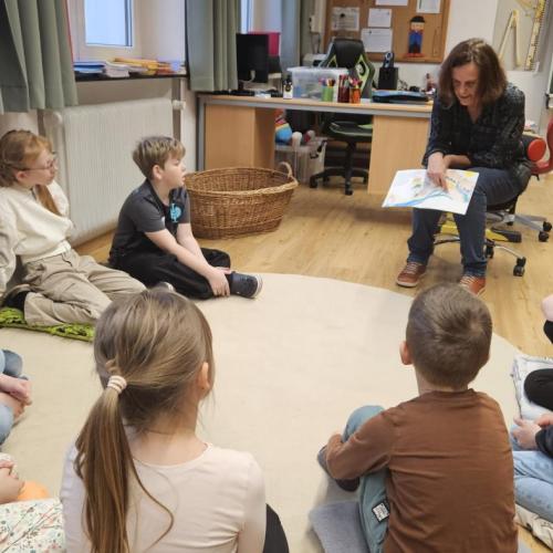 Autorin Sabine erzählt, liest  den Schülern ihr Buch vor 