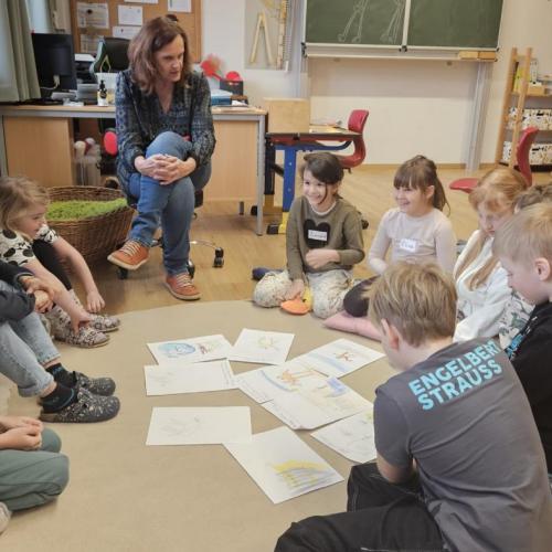 Sitzkreis mit der Autorin Sabine P. Moser