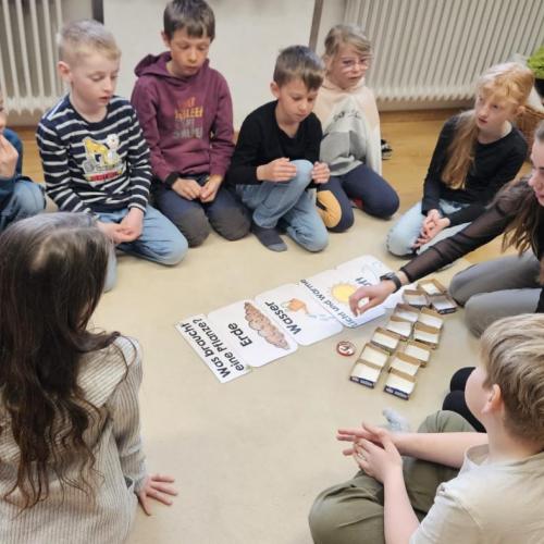 Anna sät gemeinsam mit den Schülern Kresse 