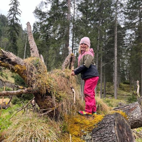 Kind turnt auf einem Baum