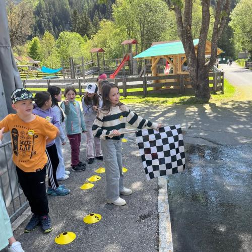 Kind 2 mit Zielflagge