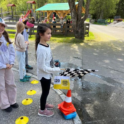 Kind 3 mit Zielflagge