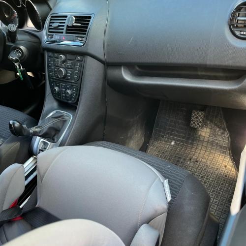 Beifahrersitz mit einem Bremspedal