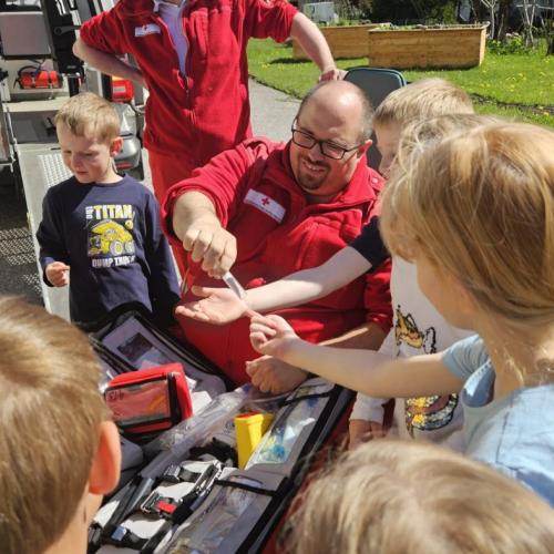 Sanitäter Bertram zeigt den Kinder die Rettungstasche