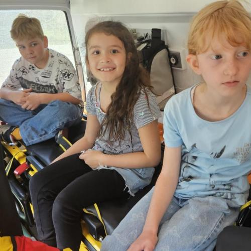 Vier Schüler sitzen im Rettungsauto 
