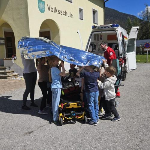 Schüler stehen unter der Rettungsdecke 