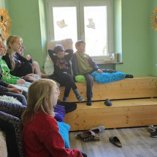 Anna erzählt den Schülern eine Fabel