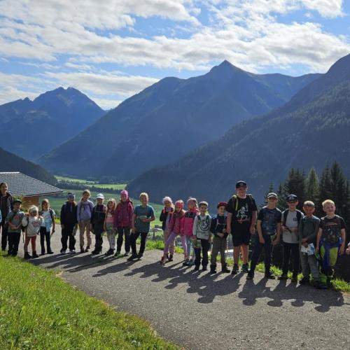  Ein Gruppenfoto von den Volkschüler Forchach und Vorderhornbach 
