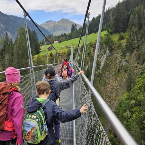 Volkschüler überqueren die Holzgauer Hängebrücke 