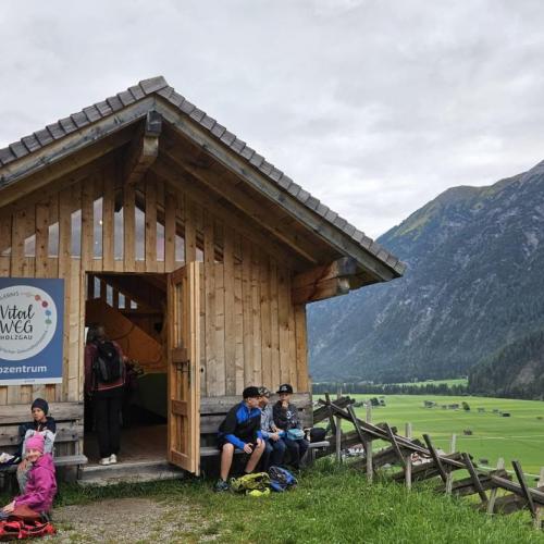 Schüler jausnen vor einem Bill