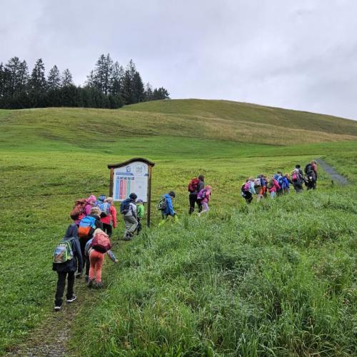 Schüler erklimmen einen Hügel