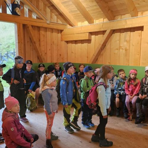 Eine Lehrerin erzählt den Schülern die Geschichte vom Lechi