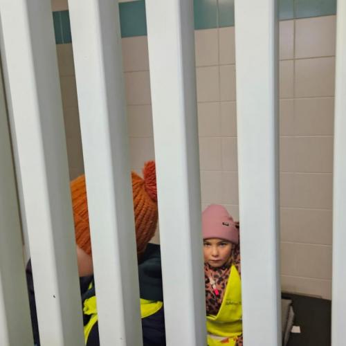 Schüler betrachten das Gefängnis 