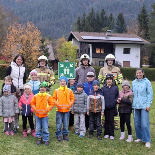 Jungfeuerwehr mit Schulkindern