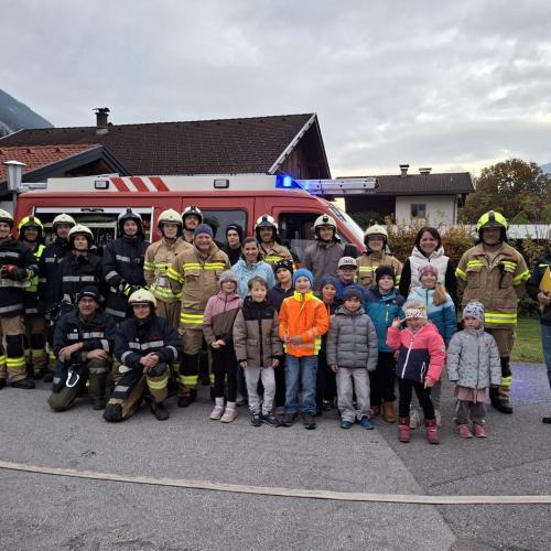 gesamte Feuerwehr mit Schulkindern