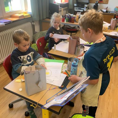 Kinder beim Stationenbetrieb 2