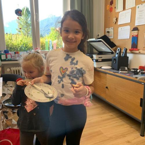 Kinder beim Jause zubereiten