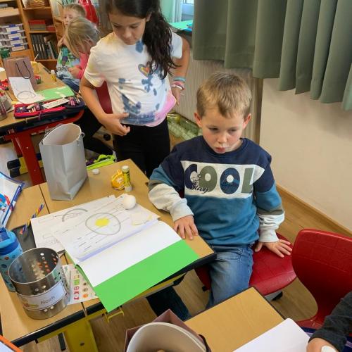 Kinder beim Stationenbetrieb